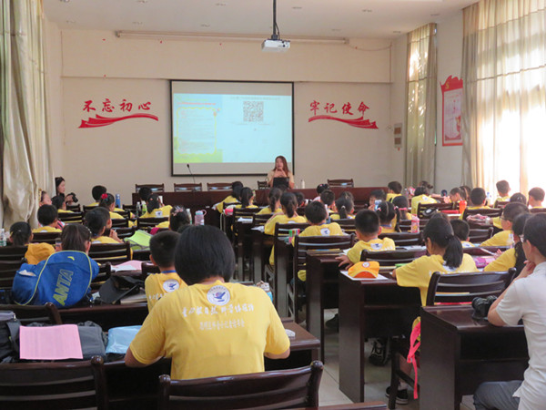 6月30日在植物园为滨东小学学生开展自然笔记讲座